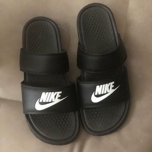 SOLD ⭐ NIKE SLIDES SIZE WOMENS 11